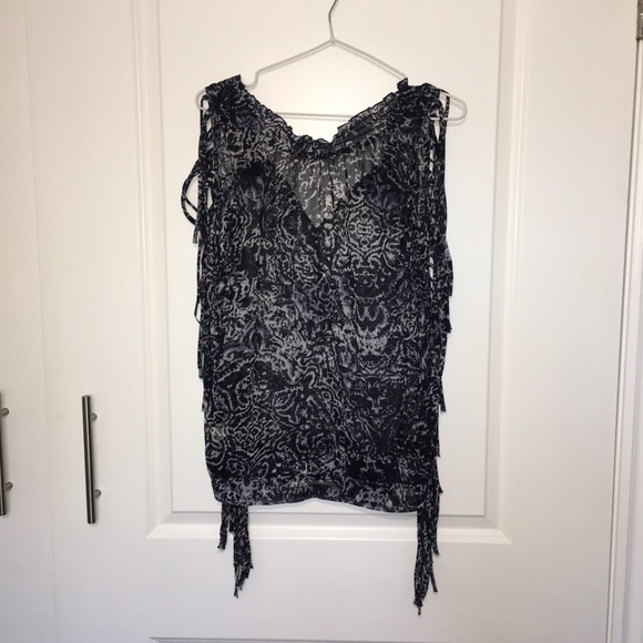 DKNY Jeans Women’s sleeveless sheer Mob Wife fringed top. Size small. EUC - Picture 7 of 10